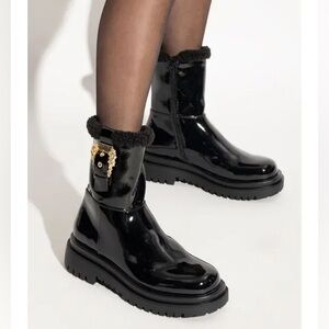 New Versace Jeans Couture Baroque Buckle Drew Boots Black Shiny Sz 40